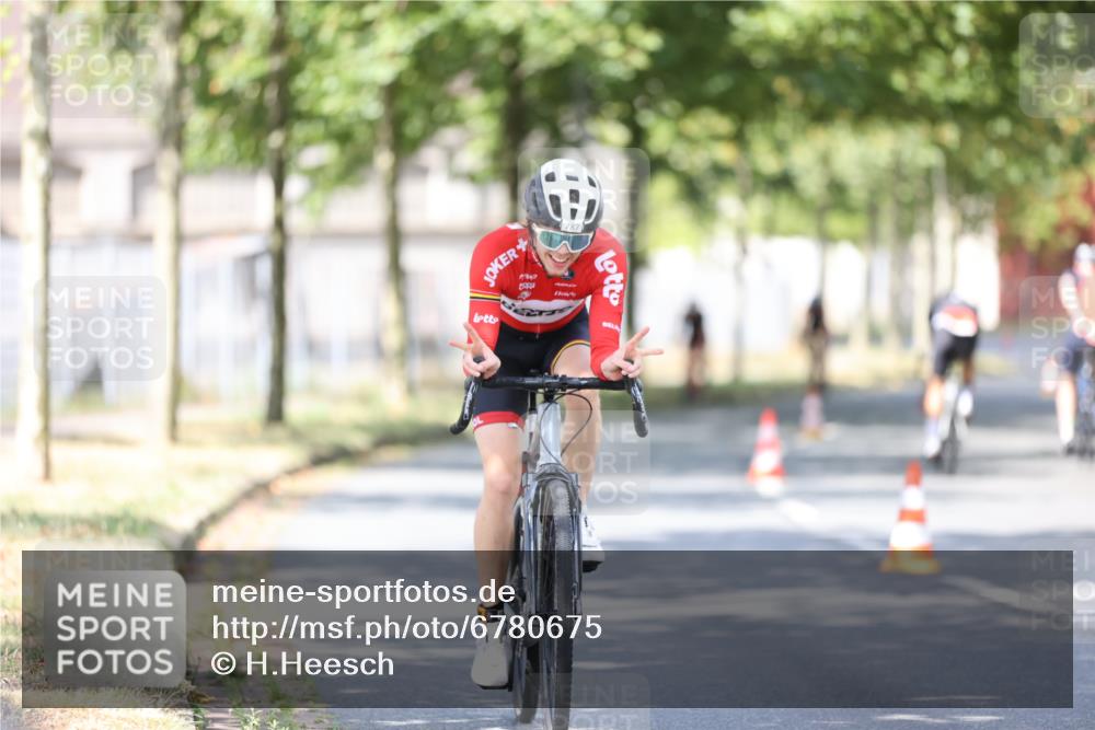 11.08.2024 - GEWOBA Citytriathlon Bremen H.Heesch http://msf.ph/oto/6780675 11.08.2024 11:48:39 Radfahren 787, 829, 870, 920, 939, 1025 meine-sportfotos.de