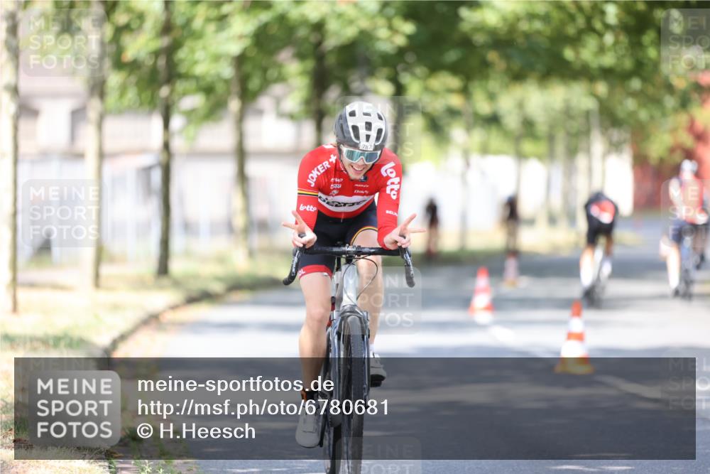 11.08.2024 - GEWOBA Citytriathlon Bremen H.Heesch http://msf.ph/oto/6780681 11.08.2024 11:48:39 Radfahren 787, 829, 870, 920, 939, 1025 meine-sportfotos.de