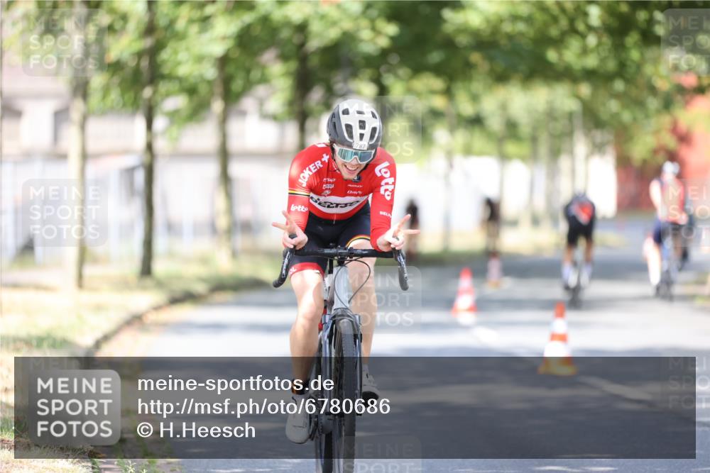 11.08.2024 - GEWOBA Citytriathlon Bremen H.Heesch http://msf.ph/oto/6780686 11.08.2024 11:48:39 Radfahren 787, 829, 870, 920, 939, 1025 meine-sportfotos.de