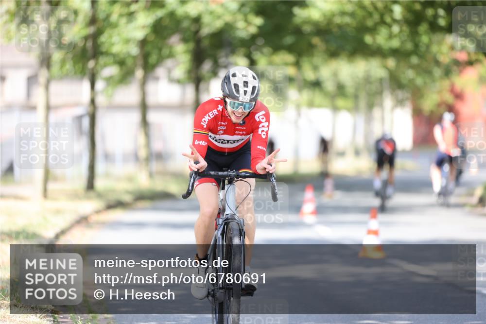 11.08.2024 - GEWOBA Citytriathlon Bremen H.Heesch http://msf.ph/oto/6780691 11.08.2024 11:48:39 Radfahren 787, 829, 870, 920, 939, 1025 meine-sportfotos.de