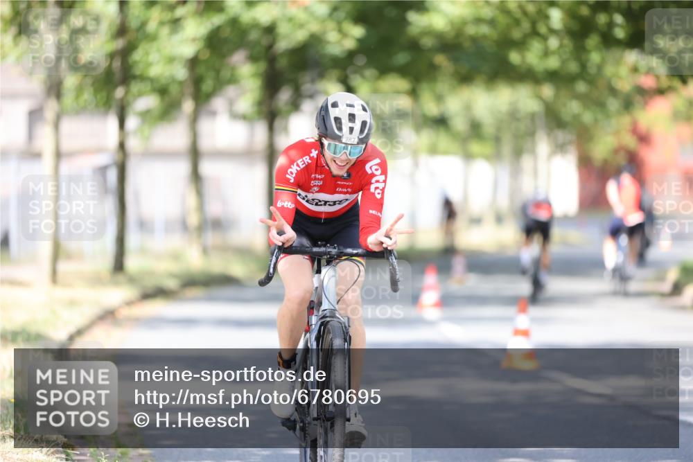 11.08.2024 - GEWOBA Citytriathlon Bremen H.Heesch http://msf.ph/oto/6780695 11.08.2024 11:48:39 Radfahren 787, 829, 870, 920, 939, 1025 meine-sportfotos.de