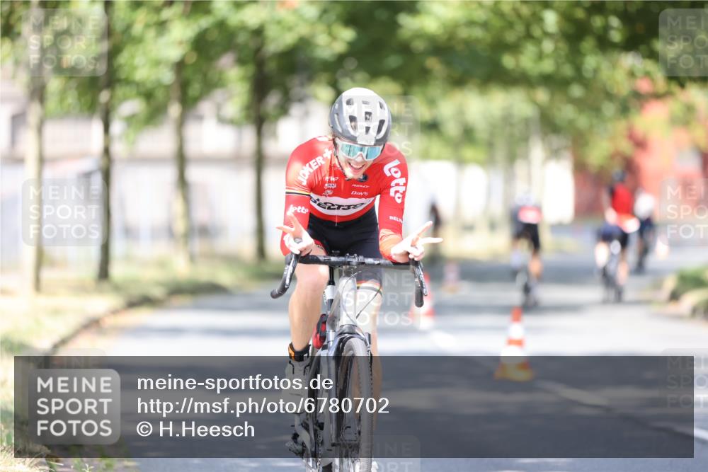 11.08.2024 - GEWOBA Citytriathlon Bremen H.Heesch http://msf.ph/oto/6780702 11.08.2024 11:48:39 Radfahren 787, 829, 870, 920, 939, 1025 meine-sportfotos.de