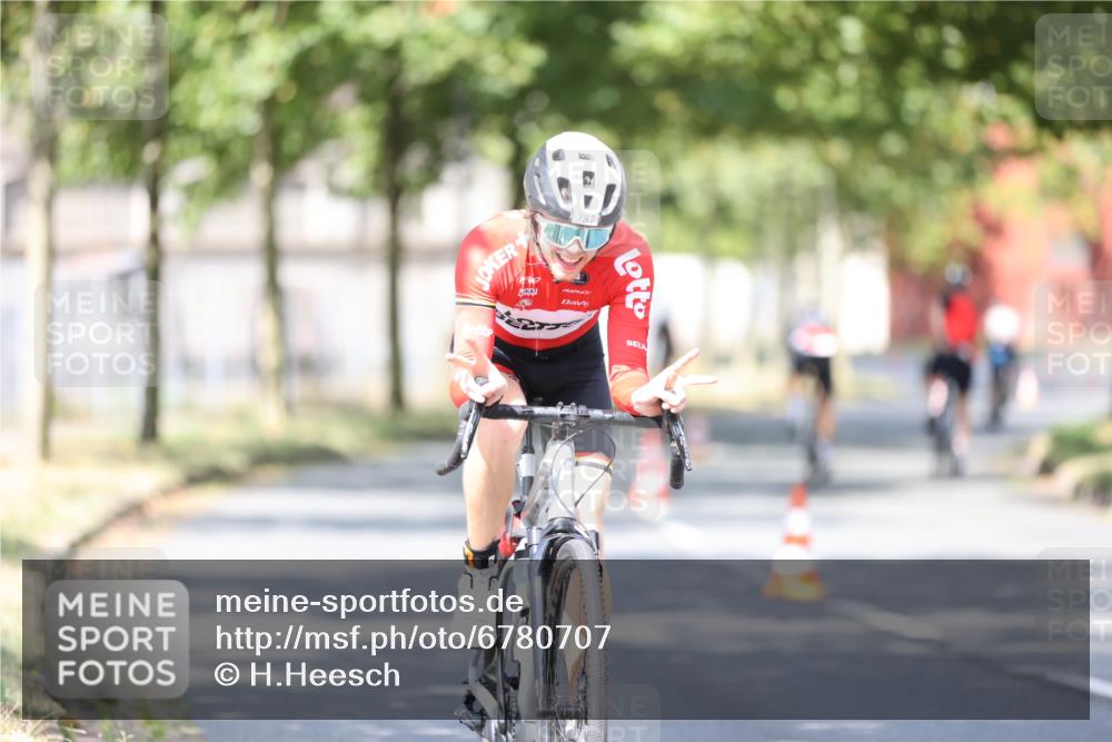 11.08.2024 - GEWOBA Citytriathlon Bremen H.Heesch http://msf.ph/oto/6780707 11.08.2024 11:48:39 Radfahren 787, 829, 870, 920, 939, 1025 meine-sportfotos.de