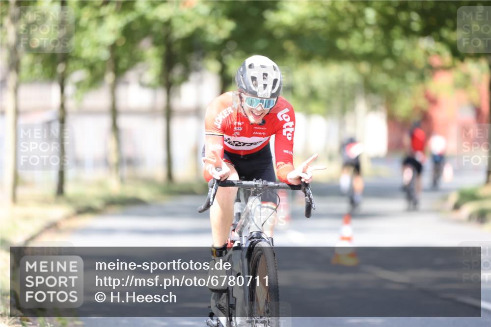 11.08.2024 - GEWOBA Citytriathlon Bremen H.Heesch http://msf.ph/oto/6780711 11.08.2024 11:48:39 Radfahren 787, 829, 870, 920, 939, 1025 meine-sportfotos.de