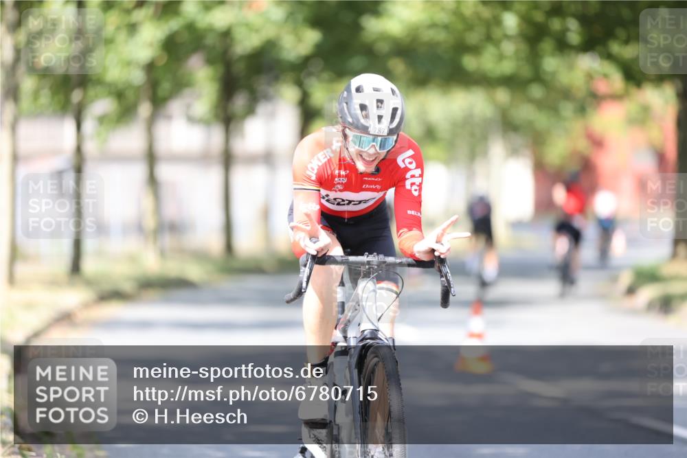 11.08.2024 - GEWOBA Citytriathlon Bremen H.Heesch http://msf.ph/oto/6780715 11.08.2024 11:48:39 Radfahren 787, 829, 870, 920, 939, 1025 meine-sportfotos.de