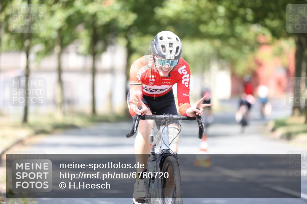 11.08.2024 - GEWOBA Citytriathlon Bremen H.Heesch http://msf.ph/oto/6780720 11.08.2024 11:48:39 Radfahren 787, 829, 870, 920, 939, 1025 meine-sportfotos.de