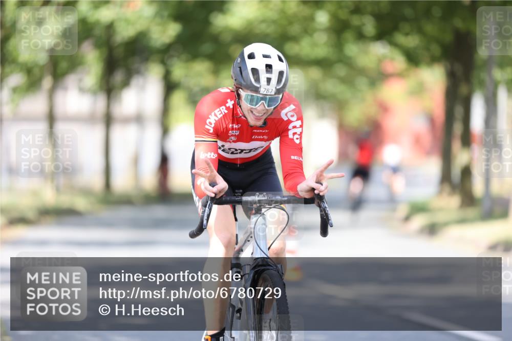 11.08.2024 - GEWOBA Citytriathlon Bremen H.Heesch http://msf.ph/oto/6780729 11.08.2024 11:48:40 Radfahren 787, 829, 870, 920, 939, 1025 meine-sportfotos.de