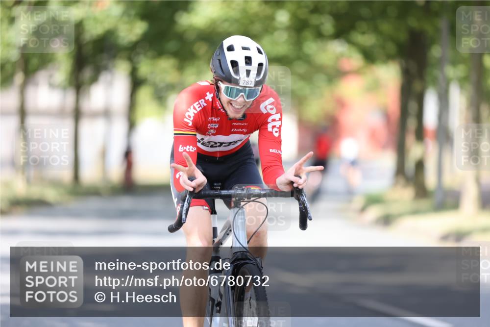11.08.2024 - GEWOBA Citytriathlon Bremen H.Heesch http://msf.ph/oto/6780732 11.08.2024 11:48:40 Radfahren 787, 829, 870, 920, 939, 1025 meine-sportfotos.de
