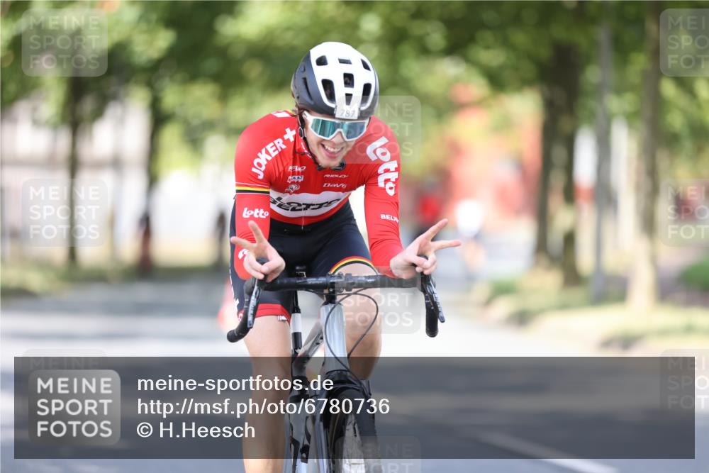 11.08.2024 - GEWOBA Citytriathlon Bremen H.Heesch http://msf.ph/oto/6780736 11.08.2024 11:48:40 Radfahren 787, 829, 870, 920, 939, 1025 meine-sportfotos.de