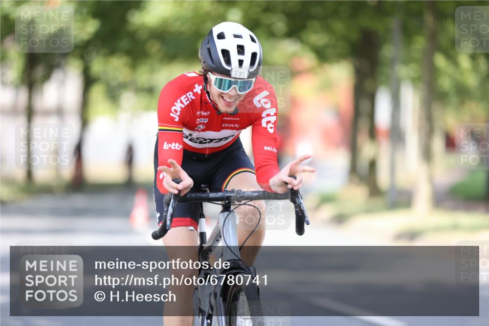 11.08.2024 - GEWOBA Citytriathlon Bremen H.Heesch http://msf.ph/oto/6780741 11.08.2024 11:48:40 Radfahren 787, 829, 870, 920, 939, 1025 meine-sportfotos.de