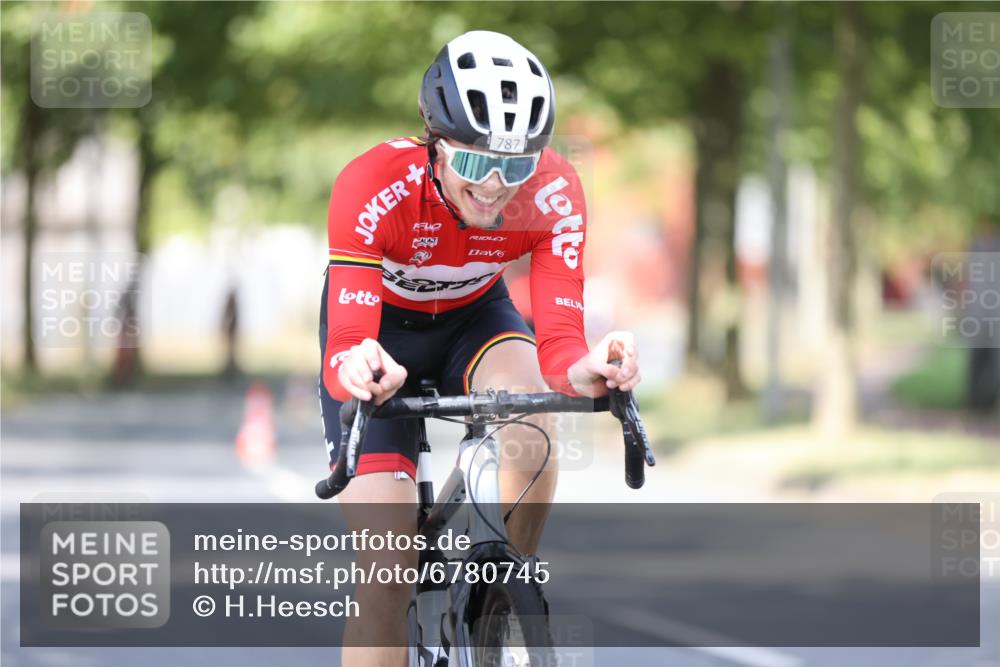 11.08.2024 - GEWOBA Citytriathlon Bremen H.Heesch http://msf.ph/oto/6780745 11.08.2024 11:48:40 Radfahren 787, 829, 870, 920, 939, 1025 meine-sportfotos.de