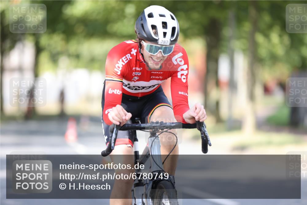 11.08.2024 - GEWOBA Citytriathlon Bremen H.Heesch http://msf.ph/oto/6780749 11.08.2024 11:48:40 Radfahren 787, 829, 870, 920, 939, 1025 meine-sportfotos.de
