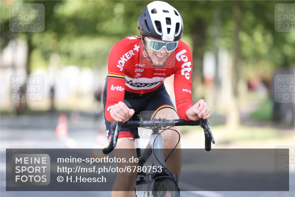 11.08.2024 - GEWOBA Citytriathlon Bremen H.Heesch http://msf.ph/oto/6780753 11.08.2024 11:48:40 Radfahren 787, 829, 870, 920, 939, 1025 meine-sportfotos.de