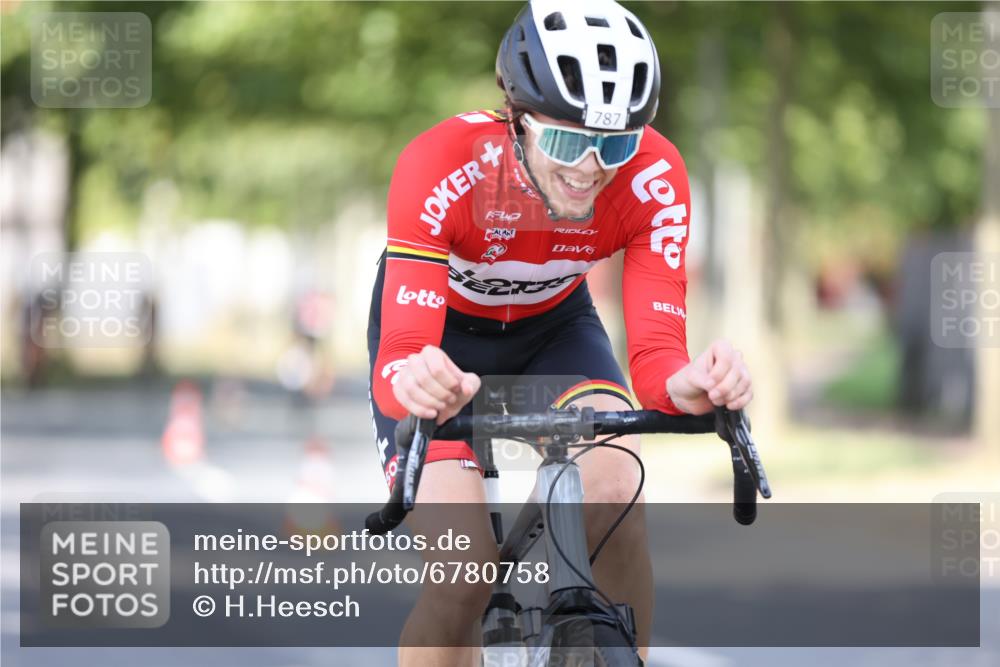 11.08.2024 - GEWOBA Citytriathlon Bremen H.Heesch http://msf.ph/oto/6780758 11.08.2024 11:48:40 Radfahren 787, 829, 870, 920, 939, 1025 meine-sportfotos.de
