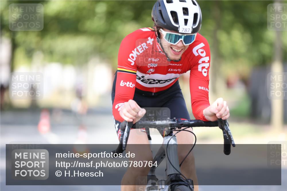 11.08.2024 - GEWOBA Citytriathlon Bremen H.Heesch http://msf.ph/oto/6780764 11.08.2024 11:48:40 Radfahren 787, 829, 870, 920, 939, 1025 meine-sportfotos.de