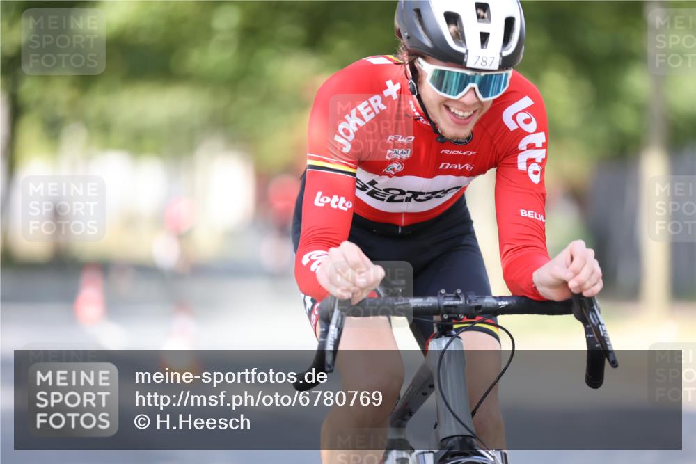 11.08.2024 - GEWOBA Citytriathlon Bremen H.Heesch http://msf.ph/oto/6780769 11.08.2024 11:48:40 Radfahren 787, 829, 870, 920, 939, 1025 meine-sportfotos.de