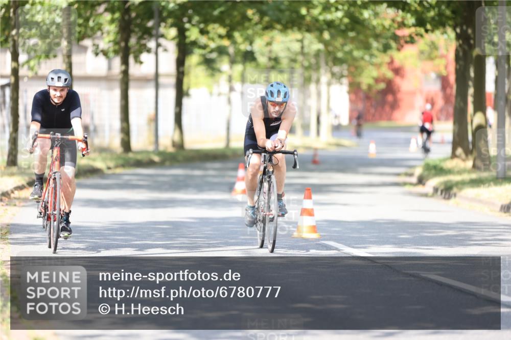 11.08.2024 - GEWOBA Citytriathlon Bremen H.Heesch http://msf.ph/oto/6780777 11.08.2024 11:48:45 Radfahren 787, 829, 870, 920 meine-sportfotos.de