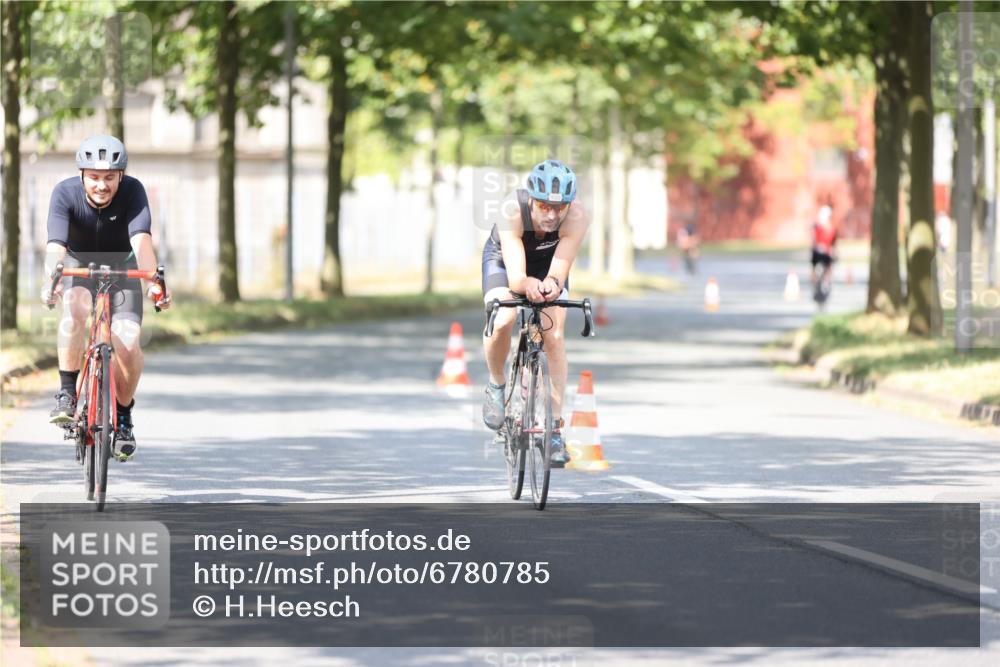 11.08.2024 - GEWOBA Citytriathlon Bremen H.Heesch http://msf.ph/oto/6780785 11.08.2024 11:48:45 Radfahren 787, 829, 870, 920 meine-sportfotos.de