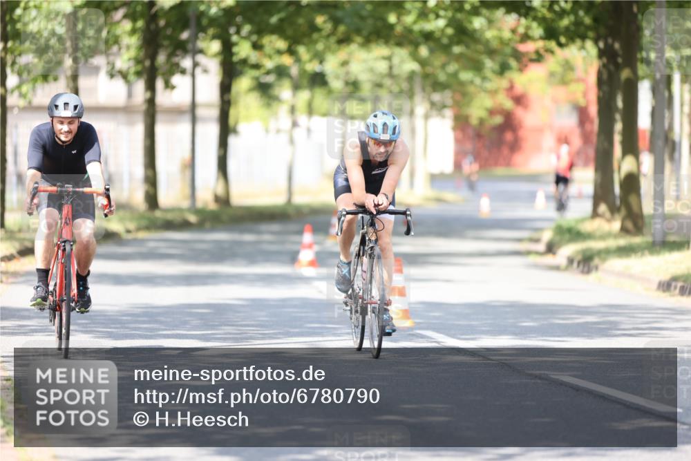 11.08.2024 - GEWOBA Citytriathlon Bremen H.Heesch http://msf.ph/oto/6780790 11.08.2024 11:48:45 Radfahren 787, 829, 870, 920 meine-sportfotos.de