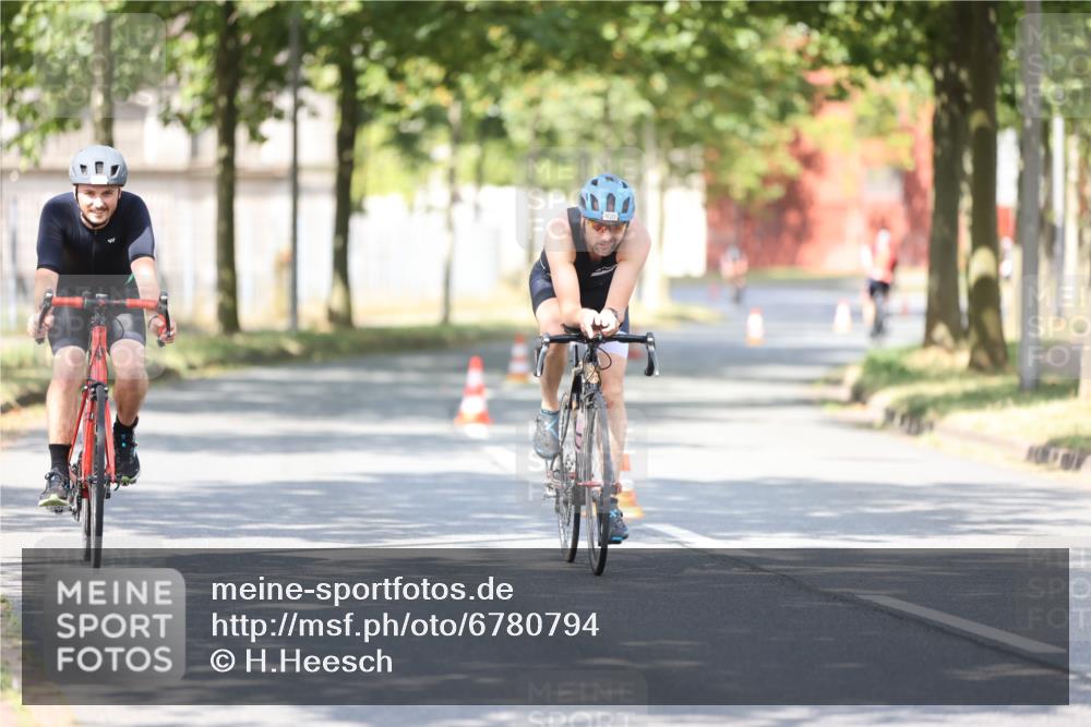 11.08.2024 - GEWOBA Citytriathlon Bremen H.Heesch http://msf.ph/oto/6780794 11.08.2024 11:48:45 Radfahren 787, 829, 870, 920 meine-sportfotos.de