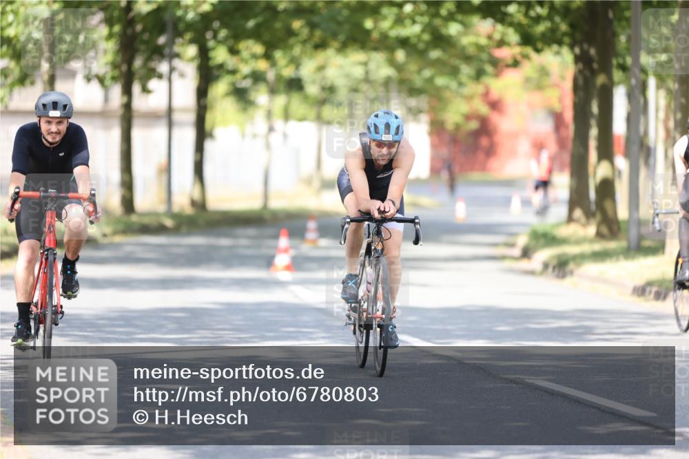 11.08.2024 - GEWOBA Citytriathlon Bremen H.Heesch http://msf.ph/oto/6780803 11.08.2024 11:48:45 Radfahren 787, 829, 870, 920 meine-sportfotos.de