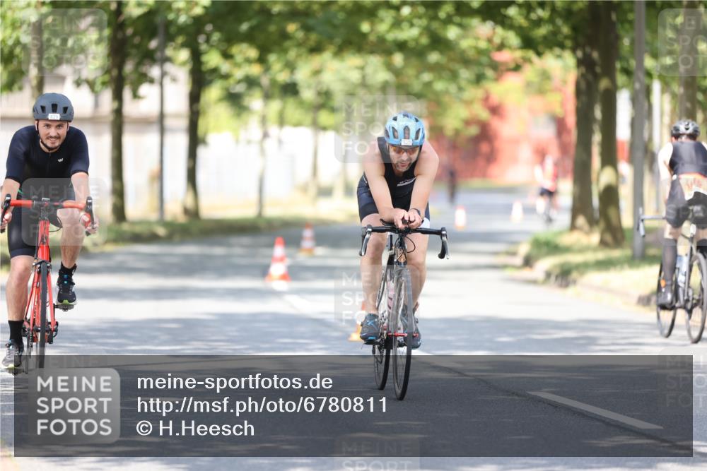 11.08.2024 - GEWOBA Citytriathlon Bremen H.Heesch http://msf.ph/oto/6780811 11.08.2024 11:48:45 Radfahren 787, 829, 870, 920 meine-sportfotos.de