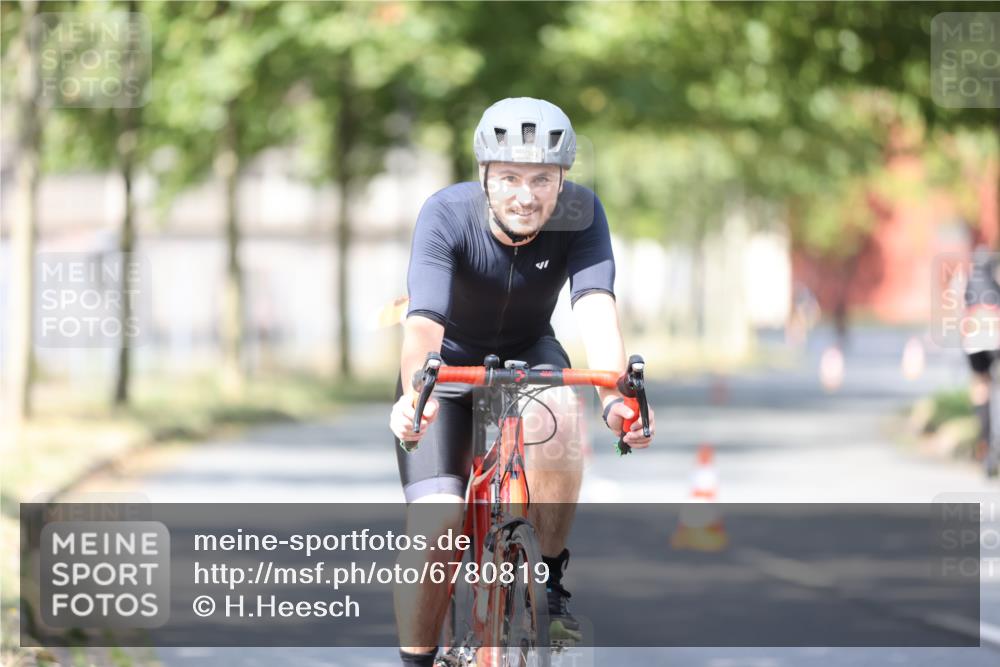 11.08.2024 - GEWOBA Citytriathlon Bremen H.Heesch http://msf.ph/oto/6780819 11.08.2024 11:48:46 Radfahren 787, 829, 870, 901, 920 meine-sportfotos.de