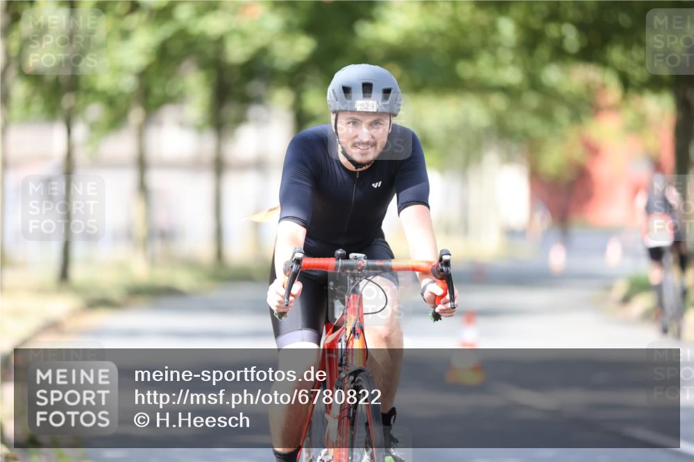 11.08.2024 - GEWOBA Citytriathlon Bremen H.Heesch http://msf.ph/oto/6780822 11.08.2024 11:48:46 Radfahren 787, 829, 870, 901, 920 meine-sportfotos.de
