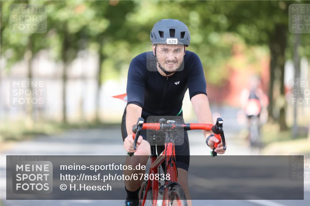 11.08.2024 - GEWOBA Citytriathlon Bremen H.Heesch http://msf.ph/oto/6780838 11.08.2024 11:48:47 Radfahren 787, 829, 848, 870, 901, 920 meine-sportfotos.de