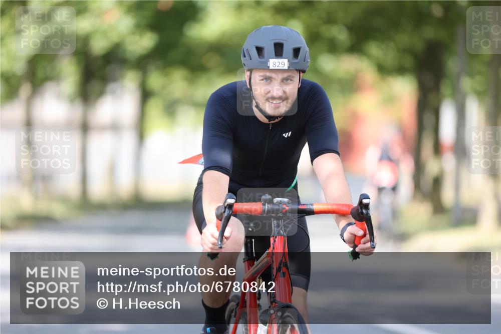 11.08.2024 - GEWOBA Citytriathlon Bremen H.Heesch http://msf.ph/oto/6780842 11.08.2024 11:48:47 Radfahren 787, 829, 848, 870, 901, 920 meine-sportfotos.de