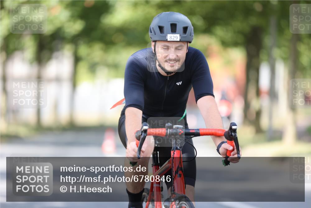 11.08.2024 - GEWOBA Citytriathlon Bremen H.Heesch http://msf.ph/oto/6780846 11.08.2024 11:48:47 Radfahren 787, 829, 848, 870, 901, 920 meine-sportfotos.de