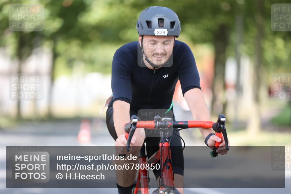 11.08.2024 - GEWOBA Citytriathlon Bremen H.Heesch http://msf.ph/oto/6780850 11.08.2024 11:48:47 Radfahren 787, 829, 848, 870, 901, 920 meine-sportfotos.de
