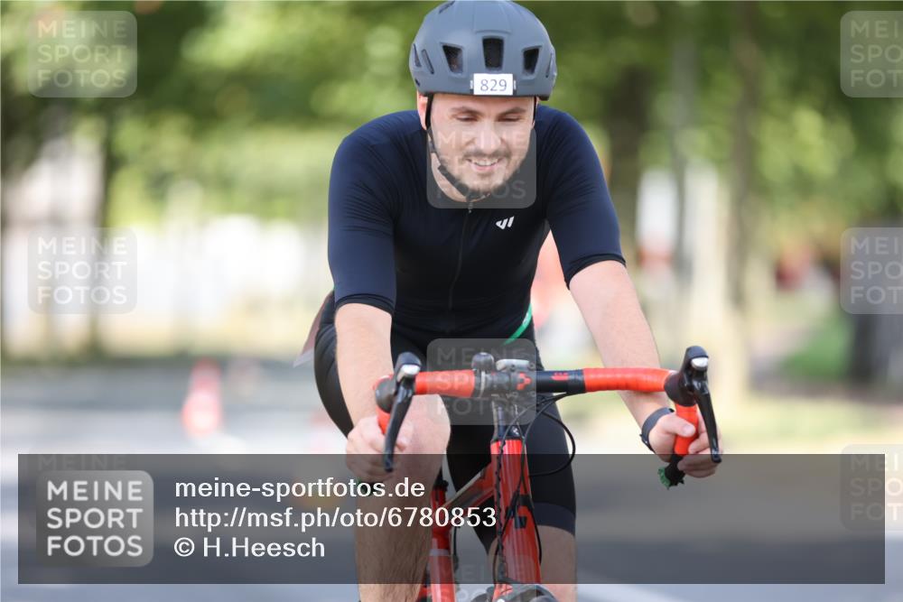 11.08.2024 - GEWOBA Citytriathlon Bremen H.Heesch http://msf.ph/oto/6780853 11.08.2024 11:48:47 Radfahren 787, 829, 848, 870, 901, 920 meine-sportfotos.de