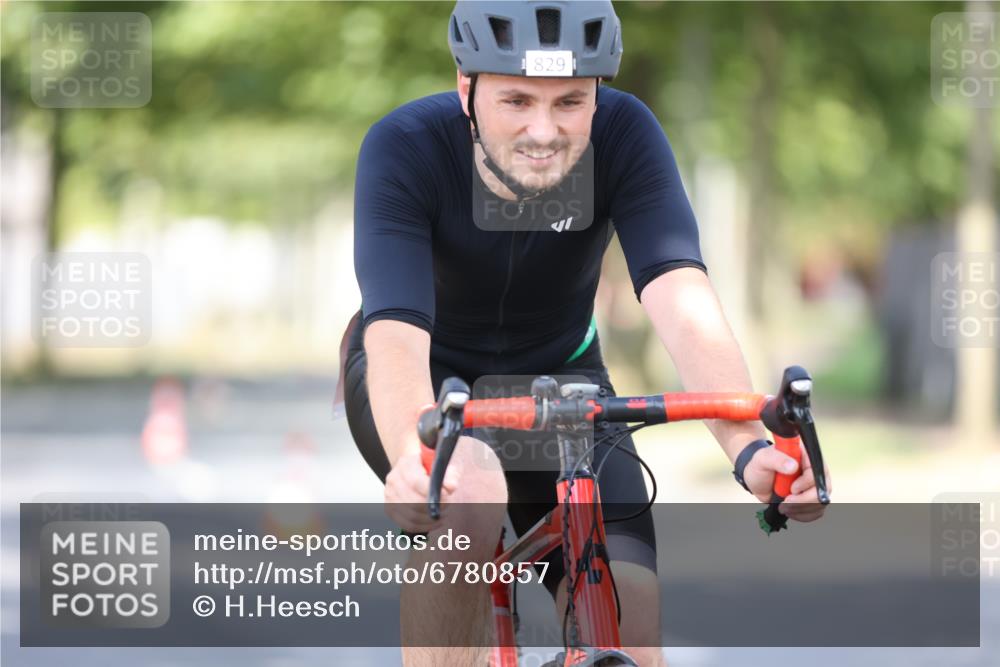 11.08.2024 - GEWOBA Citytriathlon Bremen H.Heesch http://msf.ph/oto/6780857 11.08.2024 11:48:47 Radfahren 787, 829, 848, 870, 901, 920 meine-sportfotos.de