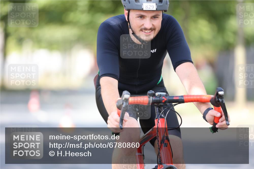 11.08.2024 - GEWOBA Citytriathlon Bremen H.Heesch http://msf.ph/oto/6780860 11.08.2024 11:48:47 Radfahren 787, 829, 848, 870, 901, 920 meine-sportfotos.de