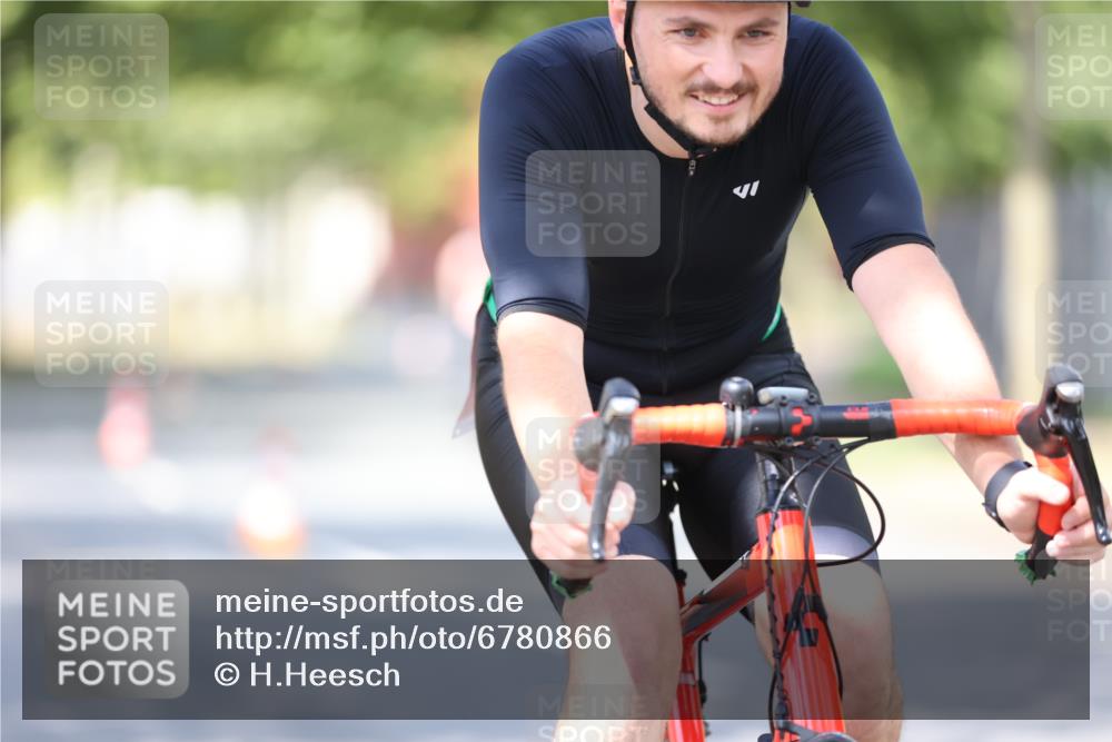 11.08.2024 - GEWOBA Citytriathlon Bremen H.Heesch http://msf.ph/oto/6780866 11.08.2024 11:48:47 Radfahren 787, 829, 848, 870, 901, 920 meine-sportfotos.de