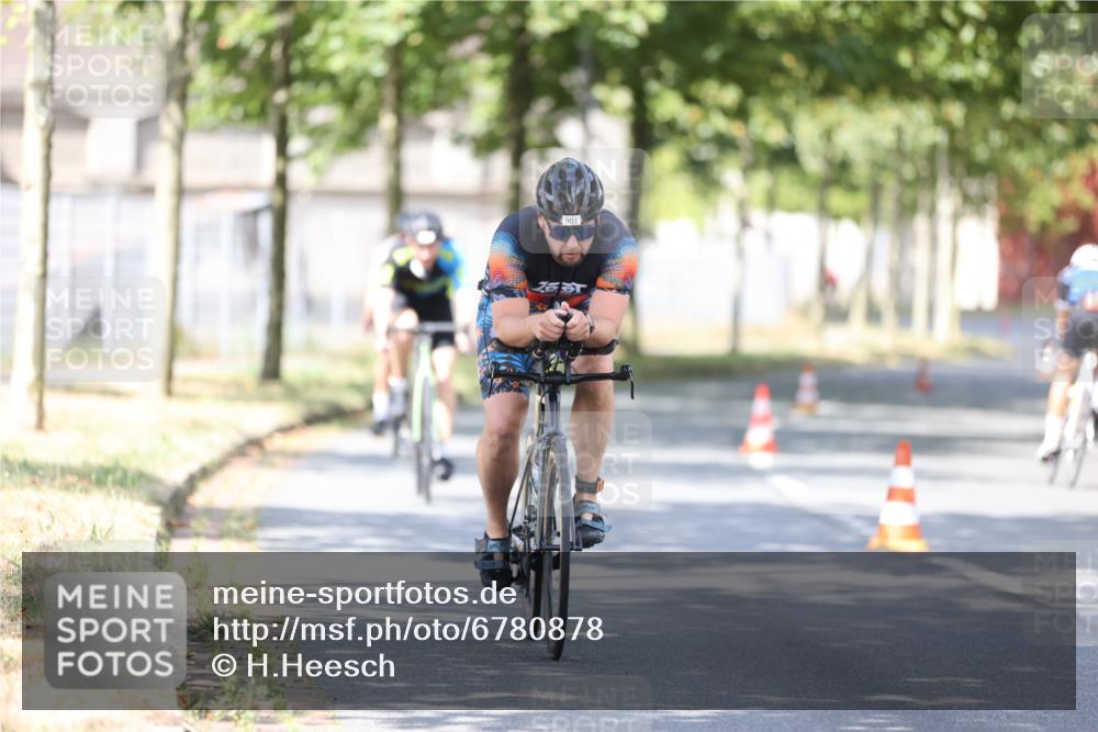 11.08.2024 - GEWOBA Citytriathlon Bremen H.Heesch http://msf.ph/oto/6780878 11.08.2024 11:48:59 Radfahren 792, 848, 901, 920 meine-sportfotos.de