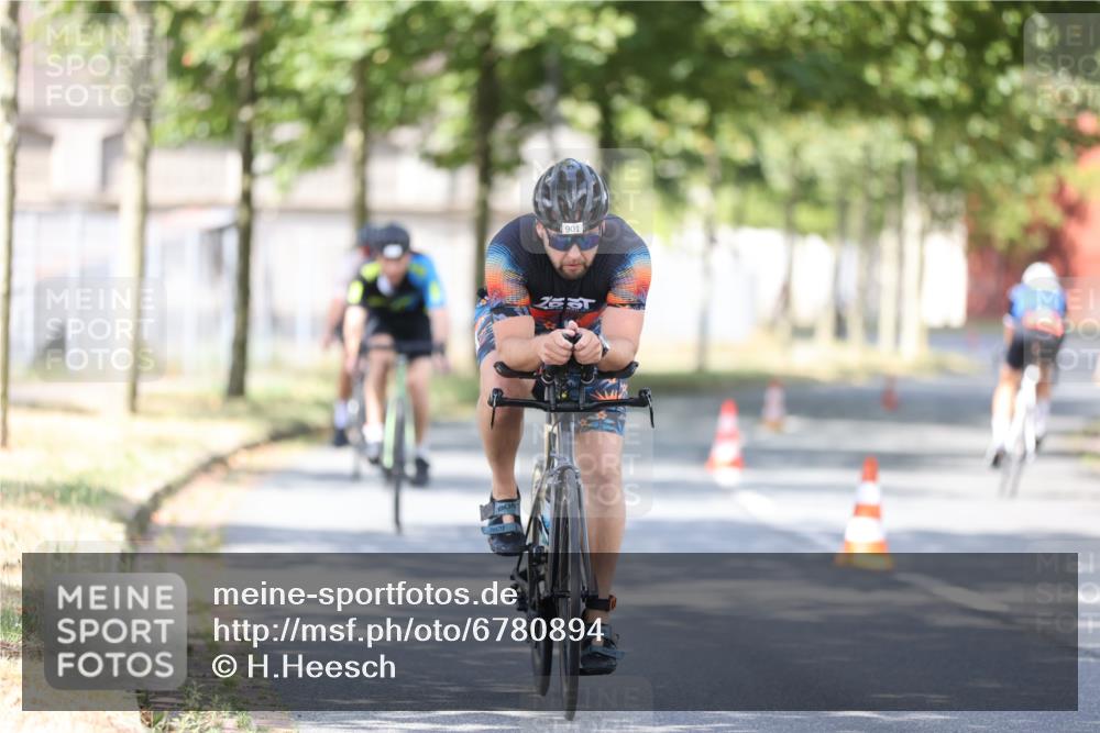 11.08.2024 - GEWOBA Citytriathlon Bremen H.Heesch http://msf.ph/oto/6780894 11.08.2024 11:48:59 Radfahren 792, 848, 901, 920 meine-sportfotos.de