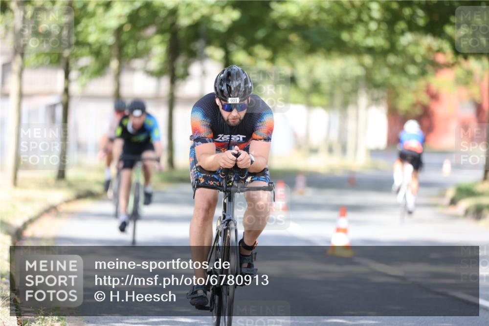 11.08.2024 - GEWOBA Citytriathlon Bremen H.Heesch http://msf.ph/oto/6780913 11.08.2024 11:49:00 Radfahren 792, 848, 901, 920 meine-sportfotos.de