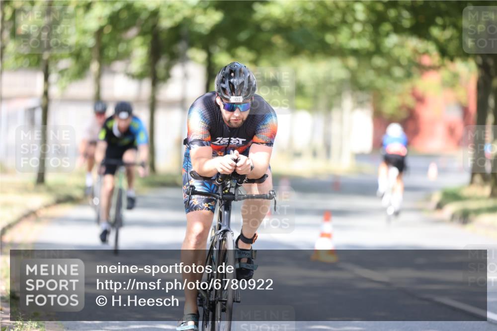 11.08.2024 - GEWOBA Citytriathlon Bremen H.Heesch http://msf.ph/oto/6780922 11.08.2024 11:49:00 Radfahren 792, 848, 901, 920 meine-sportfotos.de