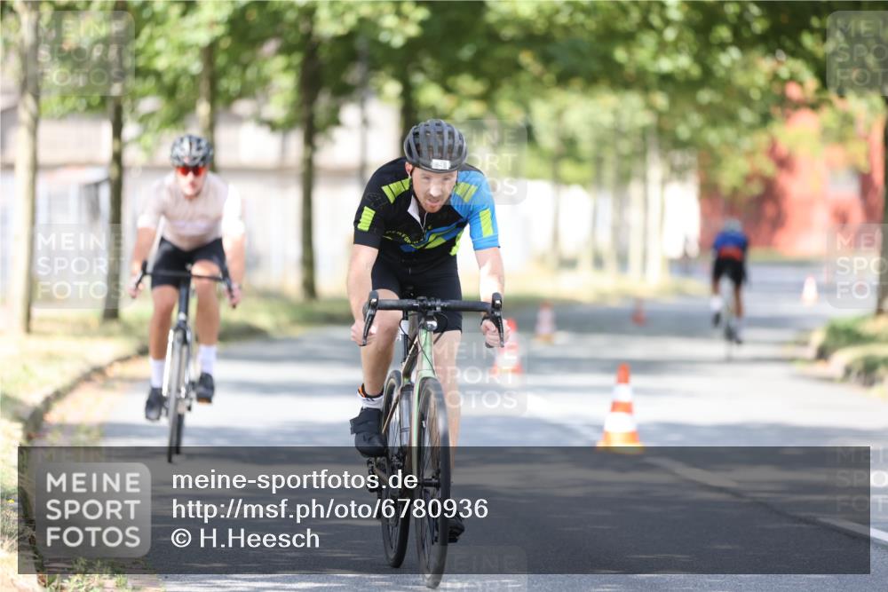 11.08.2024 - GEWOBA Citytriathlon Bremen H.Heesch http://msf.ph/oto/6780936 11.08.2024 11:49:01 Radfahren 792, 848, 901 meine-sportfotos.de