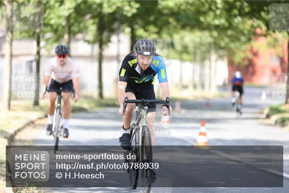 11.08.2024 - GEWOBA Citytriathlon Bremen H.Heesch http://msf.ph/oto/6780939 11.08.2024 11:49:01 Radfahren 792, 848, 901 meine-sportfotos.de