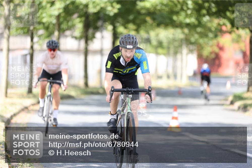 11.08.2024 - GEWOBA Citytriathlon Bremen H.Heesch http://msf.ph/oto/6780944 11.08.2024 11:49:01 Radfahren 792, 848, 901 meine-sportfotos.de