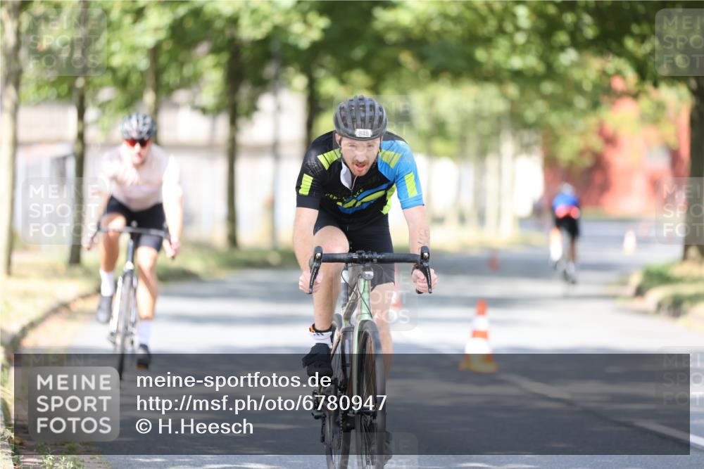 11.08.2024 - GEWOBA Citytriathlon Bremen H.Heesch http://msf.ph/oto/6780947 11.08.2024 11:49:01 Radfahren 792, 848, 901 meine-sportfotos.de