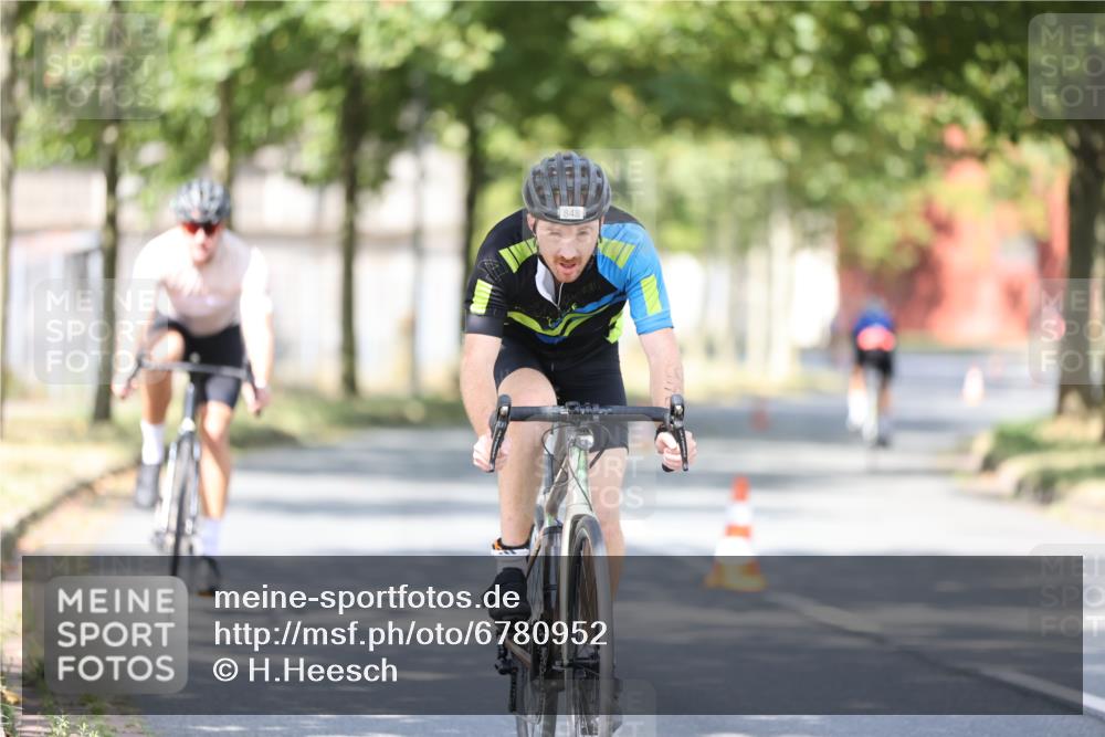 11.08.2024 - GEWOBA Citytriathlon Bremen H.Heesch http://msf.ph/oto/6780952 11.08.2024 11:49:01 Radfahren 792, 848, 901 meine-sportfotos.de