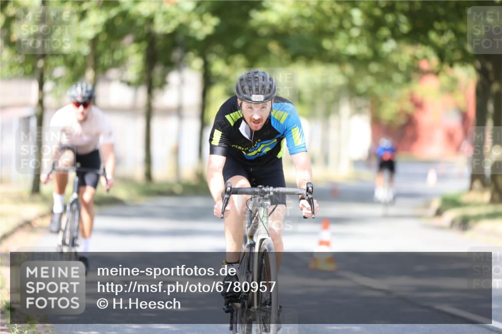 11.08.2024 - GEWOBA Citytriathlon Bremen H.Heesch http://msf.ph/oto/6780957 11.08.2024 11:49:01 Radfahren 792, 848, 901 meine-sportfotos.de