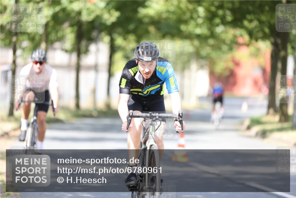 11.08.2024 - GEWOBA Citytriathlon Bremen H.Heesch http://msf.ph/oto/6780961 11.08.2024 11:49:01 Radfahren 792, 848, 901 meine-sportfotos.de