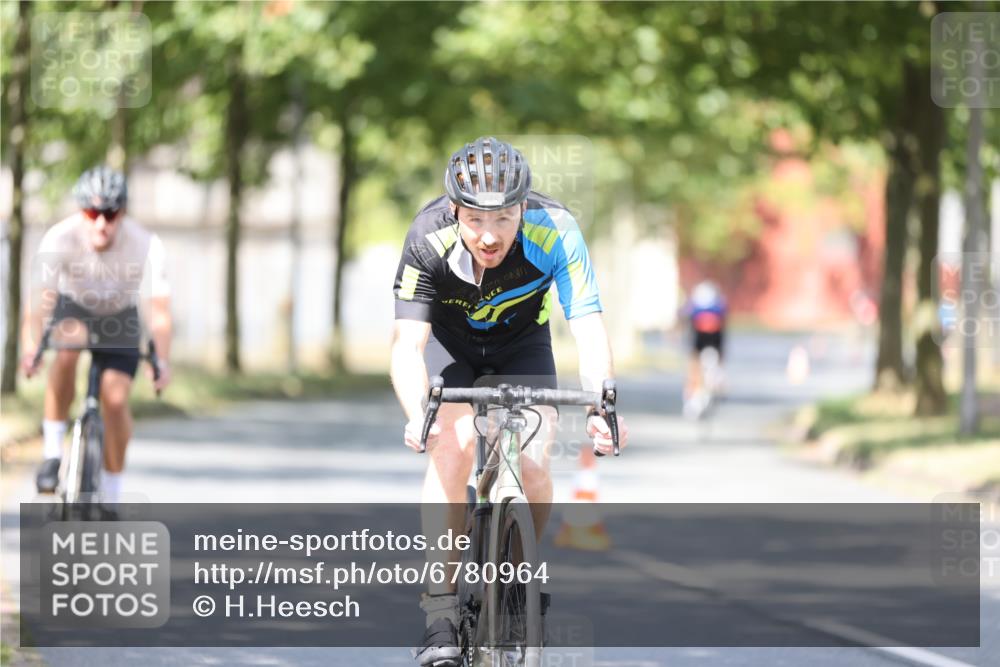 11.08.2024 - GEWOBA Citytriathlon Bremen H.Heesch http://msf.ph/oto/6780964 11.08.2024 11:49:01 Radfahren 792, 848, 901 meine-sportfotos.de