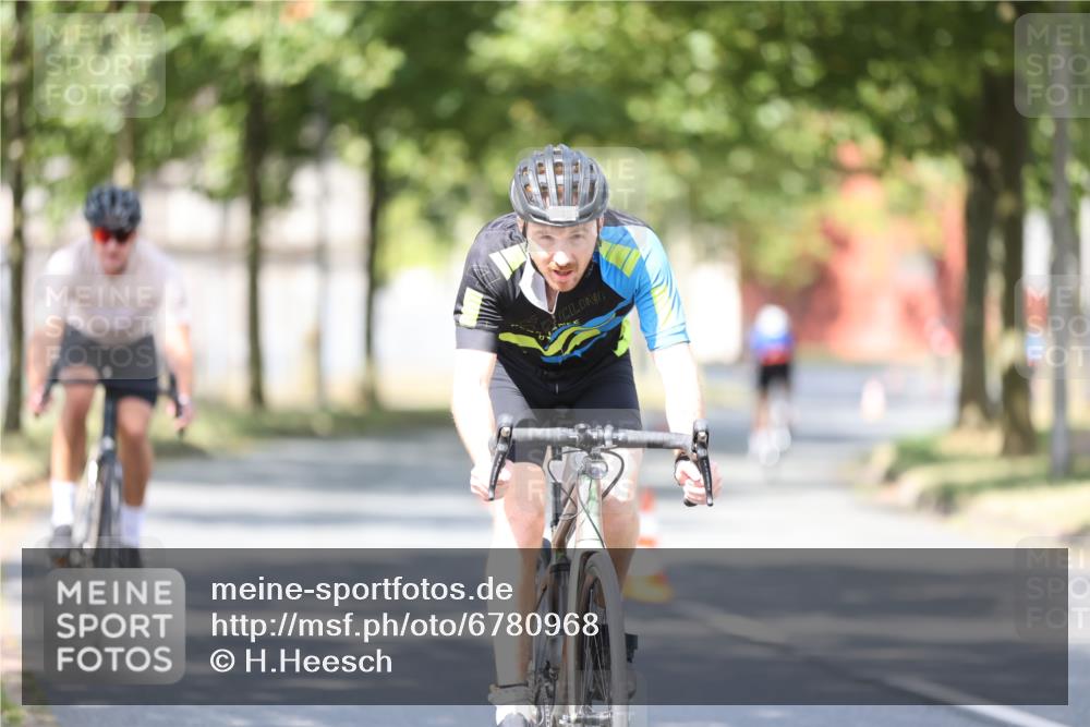 11.08.2024 - GEWOBA Citytriathlon Bremen H.Heesch http://msf.ph/oto/6780968 11.08.2024 11:49:01 Radfahren 792, 848, 901 meine-sportfotos.de