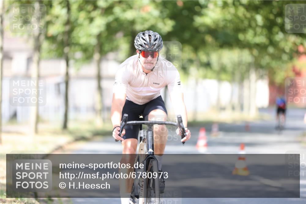 11.08.2024 - GEWOBA Citytriathlon Bremen H.Heesch http://msf.ph/oto/6780973 11.08.2024 11:49:02 Radfahren 792, 848, 901, 910 meine-sportfotos.de